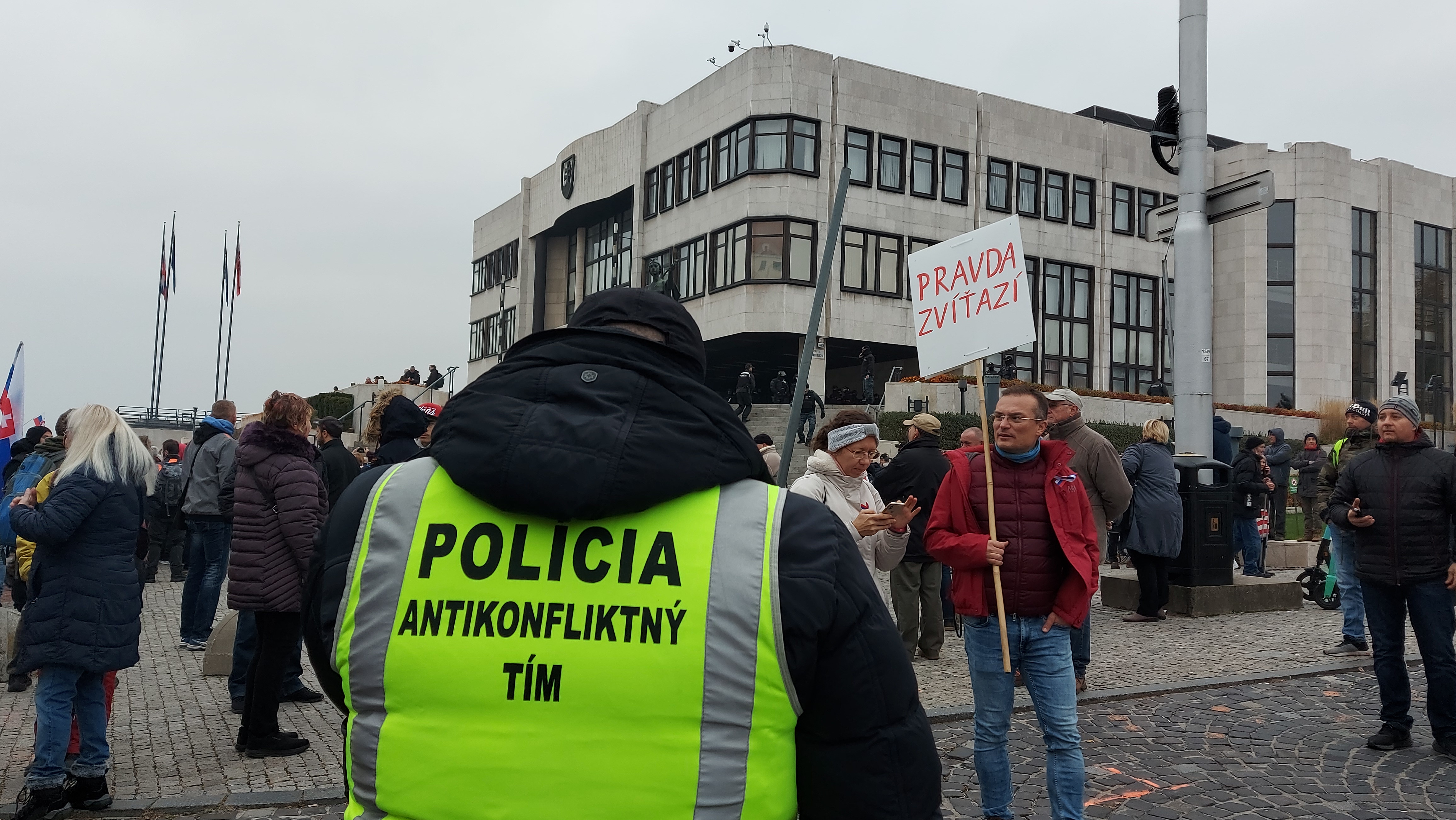 Robert Fico počas protestu 17. novembra poslal polícii, ministrovi i prezidentovi PZ zásadný odkaz