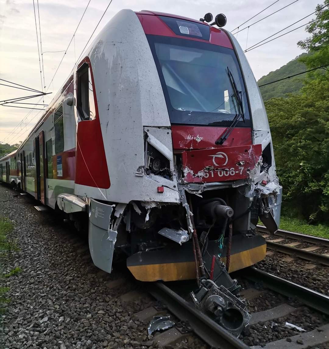 Zrazili sa dva vlaky pri Vrútkach, Strečnu sa vyhnite (FOTO)